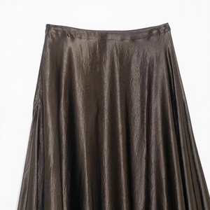 Jupe midi en satin marron avec finition brillante texturée et drapé élégant