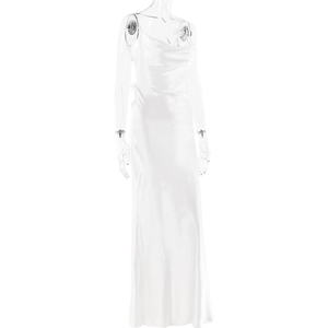 Détail d'une robe longue en satin blanc avec fines bretelles sur un mannequin professionnel