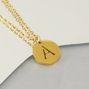 Minimalistische 18K vergoldete Edelstahlkette mit rundem Anhänger und Buchstabe A