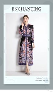 Détail d'une robe de style palais vintage avec imprimé paisley floral et col montant
