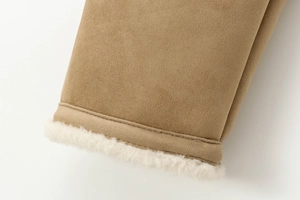 Detailansicht der khakifarbenen Wildlederjacke mit weichem weißem Lammfellfutter