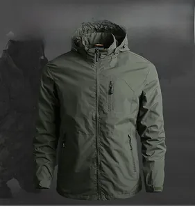 Detail der armee-grünen Outdoorjacke mit Reißverschlusstasche und windfestem Stoff