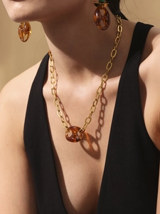 Detailweergave van de gouden ketting met barnsteenkleurige ankerlink-hangers set