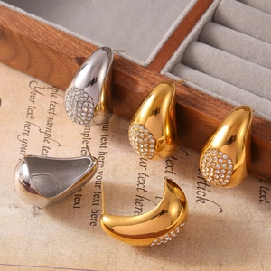 Boucles d'oreilles gouttes en titane et zircons sertis en finitions or et argent