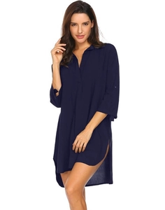 Detalle de la blusa de gasa azul marino con mangas ajustables y cuello en forma de V