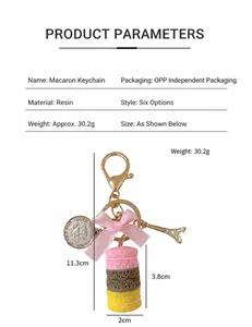 Detailansicht eines Makronen-Schlüsselanhängers mit rosa Schleife und Eiffelturm