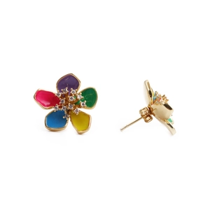 Dettaglio di orecchini a fiore placcati oro con smalto colorato e centro in zircone
