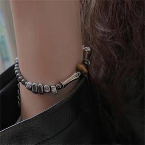 Bracciale vintage in perle di occhio di tigre con dettagli in metallo sul polso