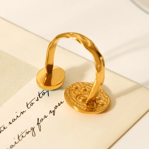 Detailansicht goldener Edelstahl-Ring mit Evil-Eye-Türkis und gehämmerter Textur für Damen