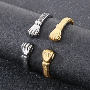 Dettaglio di polsini vintage a forma di pugno in oro e argento su espositore