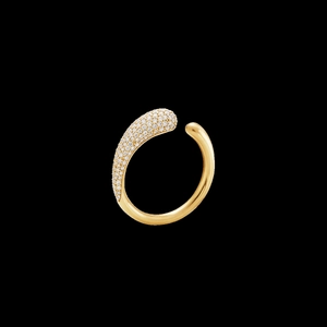 Makroaufnahme: Goldener offener Ring mit funkelnder Pavé-Fassung und glatter Oberfläche