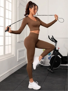 Detailansicht des dunkelbraunen, nahtlosen Ripp-Yoga-Sets mit Langarm-Crop-Top und hoher Leggings