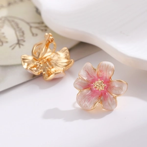 Detaillierte Makroansicht der zweilagigen Blumenohrringe mit rosa-weißem Farbverlauf-Emaille