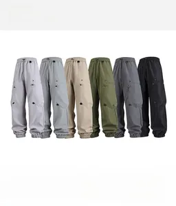 Detalle de pantalones cargo de cintura alta en seis colores con bolsillos laterales