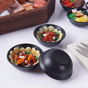 Portachiavi in miniatura con piatto di pollo cinese realistico in resina e ciotola