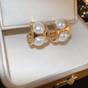 Boucles d'oreilles vintage françaises en métal doré en forme de C avec fausses perles