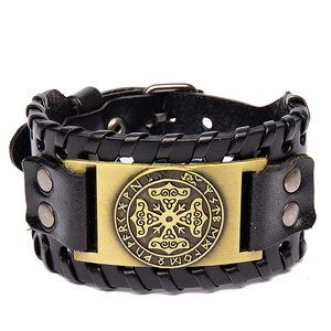 Vue détaillée du bracelet en cuir avec runes nordiques et plaque en alliage de croix