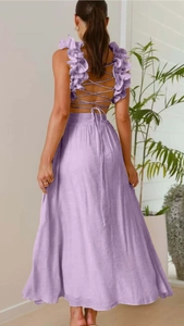 Dettaglio dell'abito in chiffon lavanda con lacci incrociati sulla schiena e volant