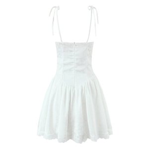 Robe blanche à motif nœud, vue arrière avec fermeture éclair et bordure en dentelle
