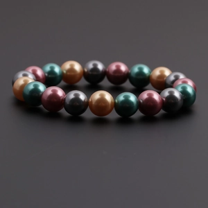 Dettaglio del bracciale di perle multicolori con tonalità rosa e champagne eleganti
