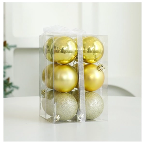 Détail de boules de Noël dorées avec finitions brillantes, mates et pailletées en boîte