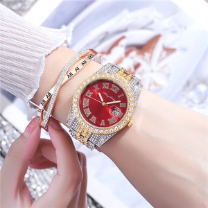 Damen-Uhr in Bi-Color mit rotem Sonnenschliff-Zifferblatt und Kristallen am Handgelenk