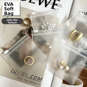 Detailansicht mattierter EVA-Schmuckbeutel mit weißem Schiebeverschluss für Ringe