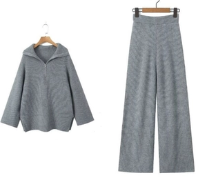 Détail de l'ensemble en maille côtelée grise avec pull demi-zip et pantalon large