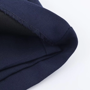 Dettaglio ravvicinato delle cuciture e del tessuto a maglia blu navy sulla gonna pantalone