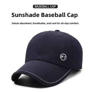 Dettaglio del berretto da baseball blu navy con visiera riflettente e logo KT