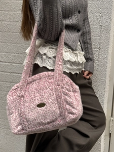 Detailansicht der flauschigen Handtasche mit rosa Leopardenmuster und Metall-Logo-Plakette