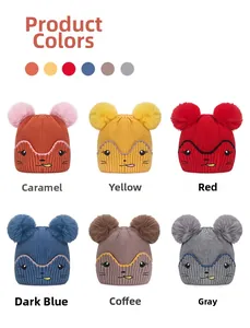 Détail de bonnets en tricot pour enfants avec double pompon en six couleurs sur fond blanc