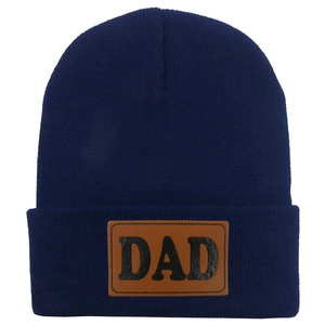 Bonnet en tricot bleu marine avec un patch en cuir DAD sur un fond blanc épuré