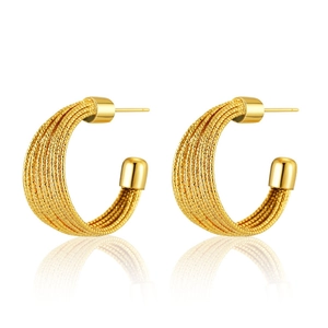 Pendientes en C bañados en oro de 18K con diseño de alambre texturizado sobre fondo blanco
