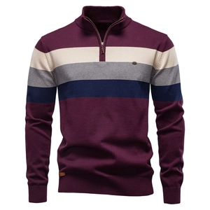 Détail macro du tricot bordeaux avec patchwork rayé et col à fermeture éclair partielle