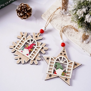 Detailansicht von hölzernen Weihnachtsanhängern mit Zwergen in Stern- und Schneeflockenform