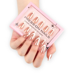 Elegante mandelförmige künstliche Nägel mit Metallic-Finish und French Tips