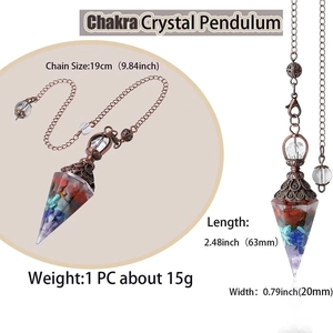 Detail eines 7-Chakra-Kristallpendels mit Harzfüllung und einer Kappe aus Bronze