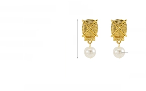 Detailed size specifications of 18K gold plated woven texture earrings with pearls