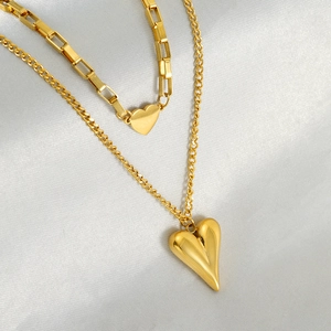 Collier double rang en acier inoxydable doré avec pendentifs cœurs polis sur satin