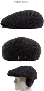 Detailansicht der Herren Strickmütze mit Ohrenklappen und Metall-Druckknöpfen