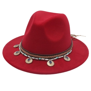 Dettaglio cappello fedora rosso con fascia intrecciata boho e ciondoli moneta
