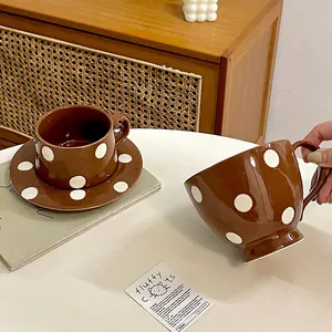 Tasse et soucoupe vintage en céramique marron à pois blancs pour le café et le lait