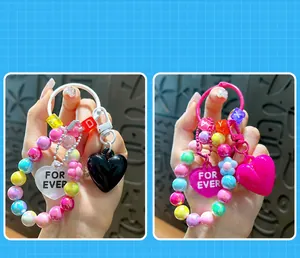 Primo piano di portachiavi colorati con perline e cuori per borse e chiavi auto