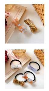 Détail de barrettes et chouchous nœuds en résine avec texture écaille de tortue