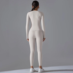 Vue arrière d'un ensemble de yoga beige ajusté en tissu respirant haute élasticité