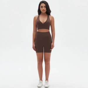 Set sportivo senza cuciture marrone scuro con reggiseno a incrocio e pantaloncini a vita alta