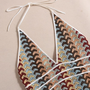 Gros plan d'un haut licou au crochet multicolore avec motifs à vagues tricotés