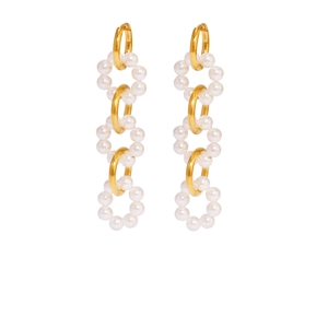 Boucles d'oreilles dorées géométriques avec pampilles en perles blanches sur fond blanc