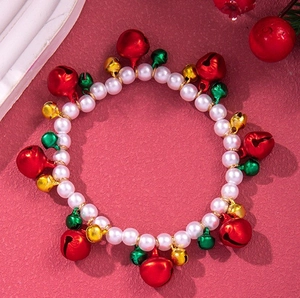 Nahaufnahme Weihnachtsperlenarmband mit bunten Glöckchen und festlichen Akzenten